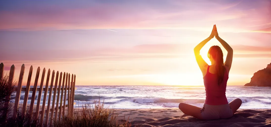 Eine Frau macht Yoga am Strand
